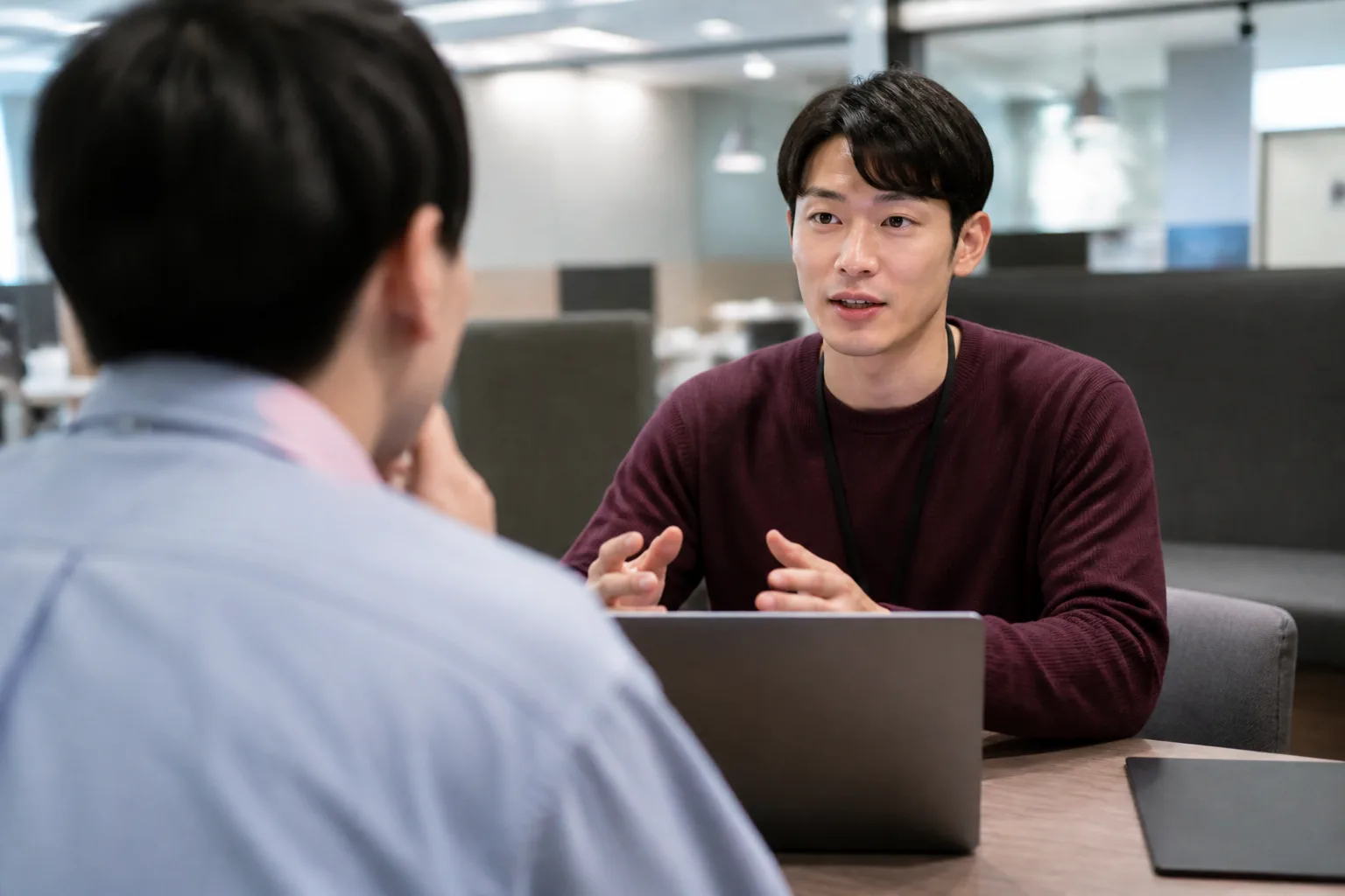 스타트업 투자 밋업 행사에서 발표하는 참가기업 관계자