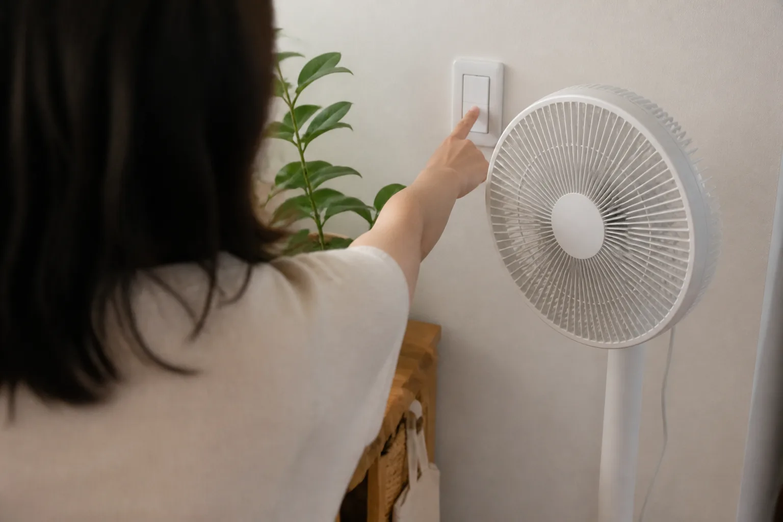 밤 시간대 조명을 끄고 창밖을 바라보는 가정의 모습